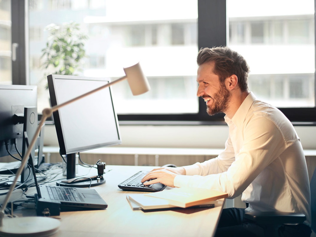 A man sitting at a desk doing a online course